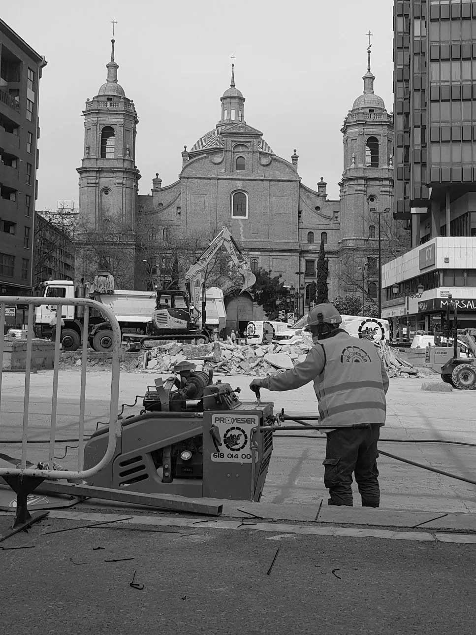 Trabajo de corte de hormigón en Plaza Salamero